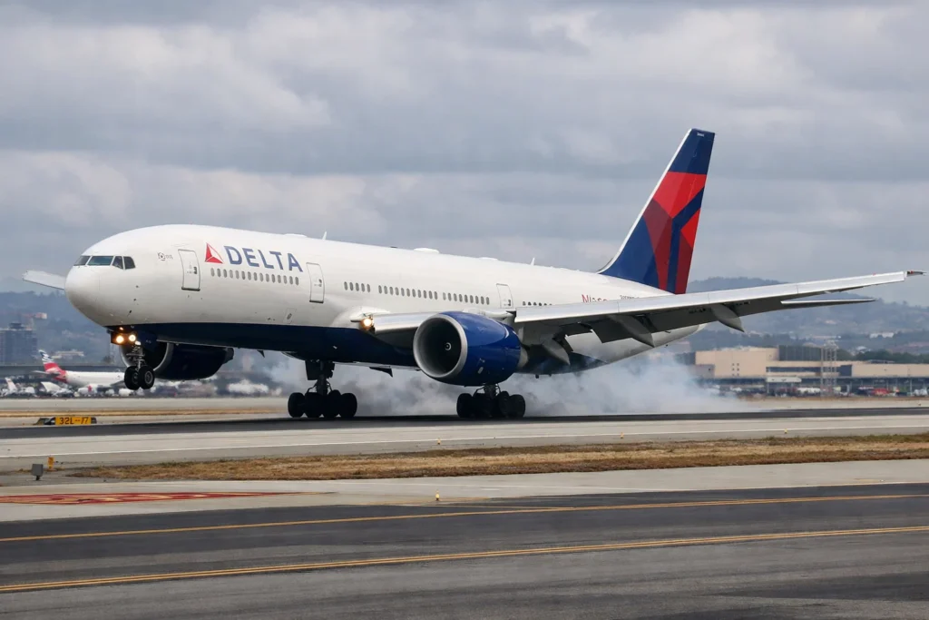 Airplane approaching LAX runway for emergency landing.